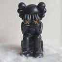 مجسمه کاوز نشسته kaws