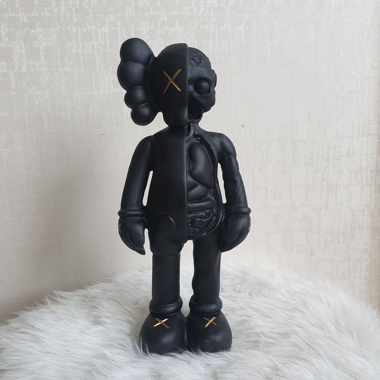 مجسمه کاوز آناتومی kaws